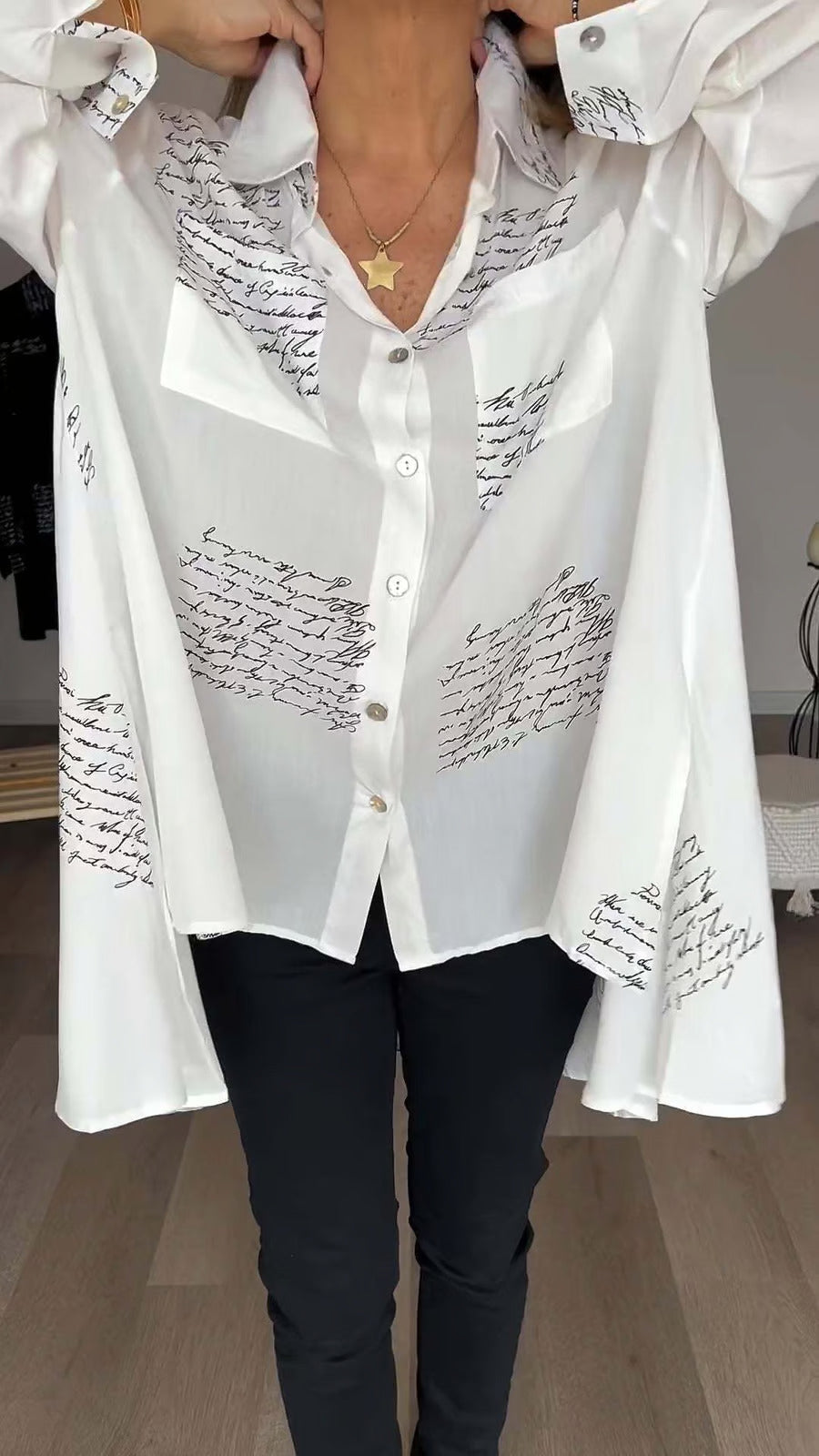 Trendy Blouse Met Schrijfprint | Elegante Look