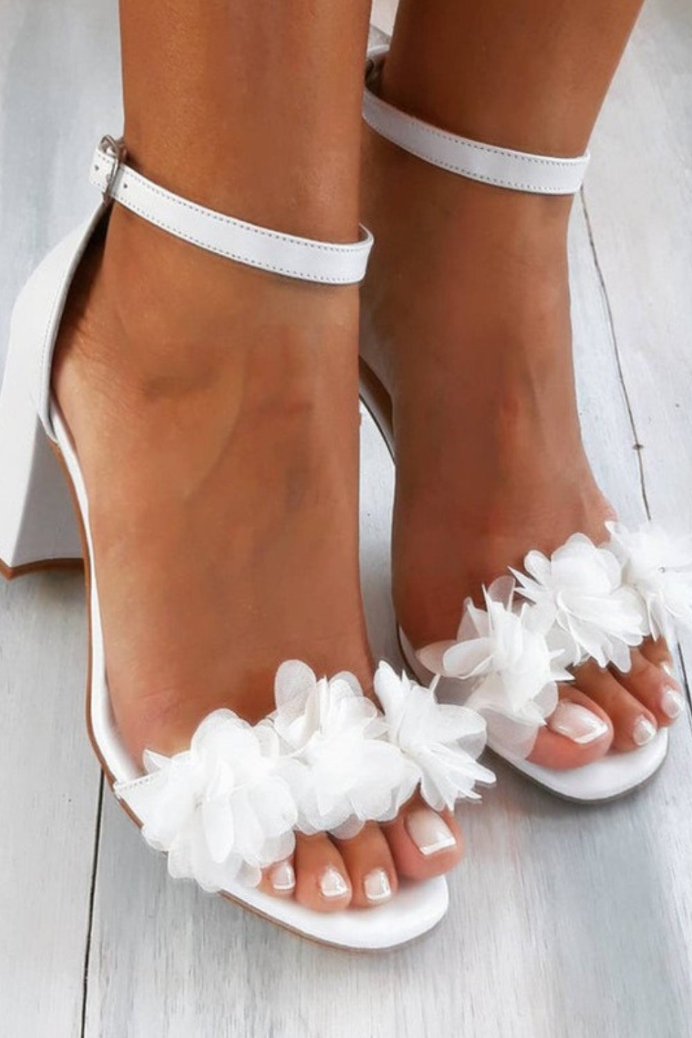 Witte Elegante Sandalen | Bloemenversiering